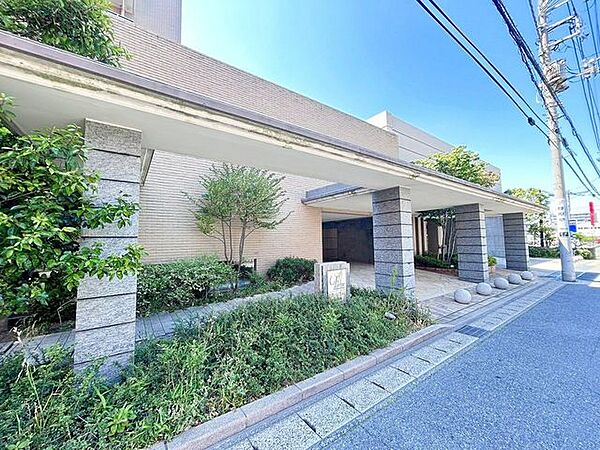 マンションの顔になる重厚感あるエントランス。