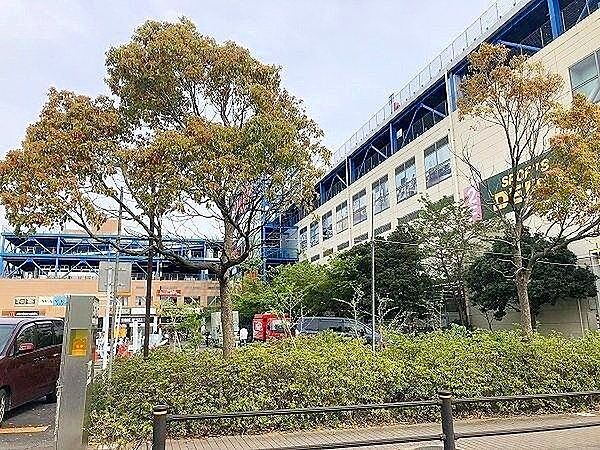 SHOPS 徒歩9分。 710m