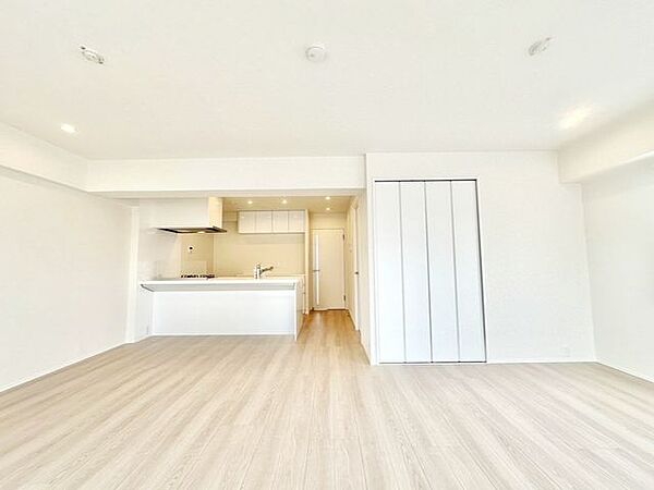 【リビング】家族が過ごす様子が見られる対面キッチンのあるリビングダイニング