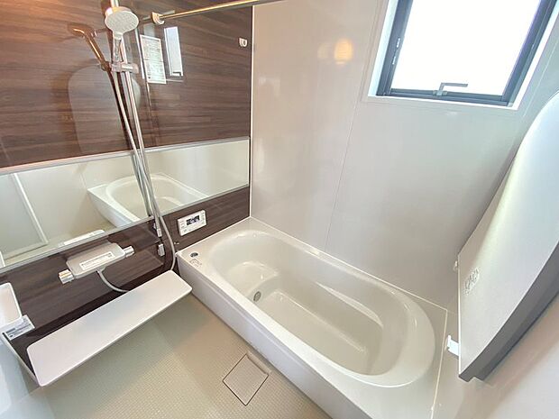 ホワイト×ブラウンの落ち着いたデザイン◎1日の疲れも癒される清潔感を感じる浴室です◎