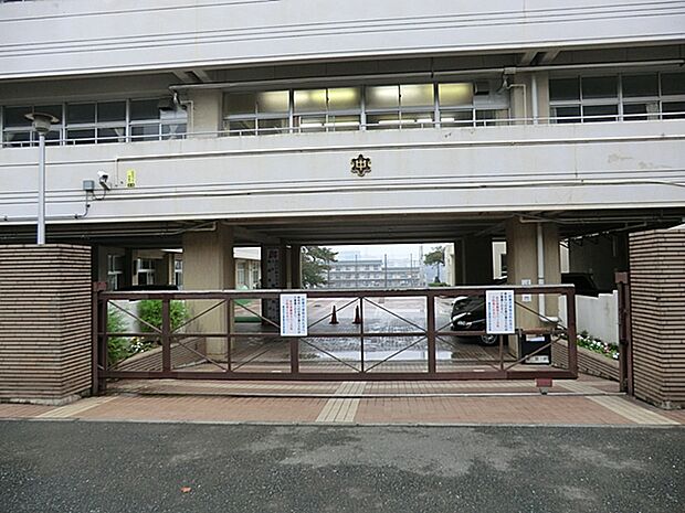 横浜市立浦島丘中学校（967m）
