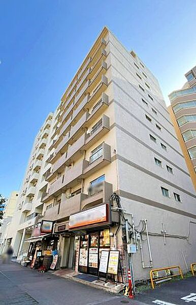 【外観】複数路線利用可能なマンション。