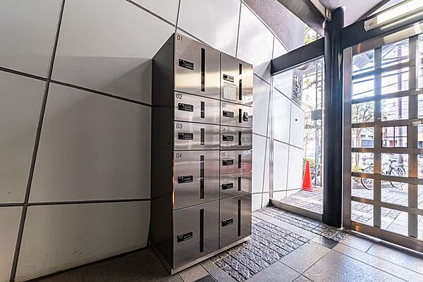 【宅配ボックス】24時間荷物の受取可能な宅配ボックス。不在時の荷物の受取に便利です。