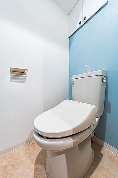 【トイレ】上部にトイレットペーパーなどを収納出来る物入があります。※CG加工による清掃・補修後のイメージです。現況には傷・汚れがあり、補修等には別途費用がかかります。