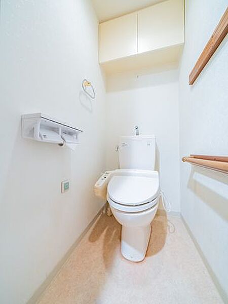 【トイレ】トイレには温水洗浄機能付です。