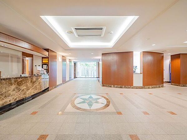 【エントランスホール】皆様を迎える明るいエントランスホールはいつも綺麗に掃除されています。