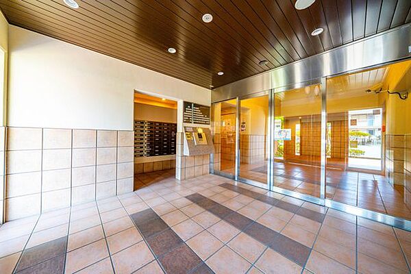 【エントランス】住まう方、訪れる方を迎える明るく広いエントランスはいつも綺麗に掃除されています。