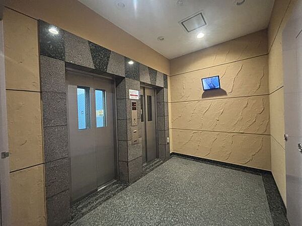 【エレベーター】2基あります。1階エレベーターホールに防犯モニター付き。