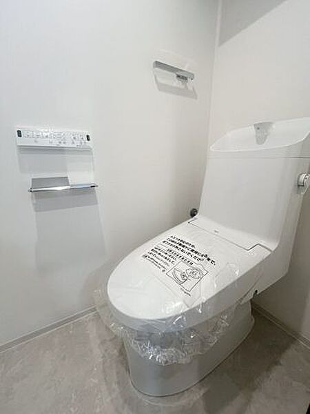 【トイレ】トイレの上部には収納付。トイレットペーパー等、買い置きもしやすそうです。