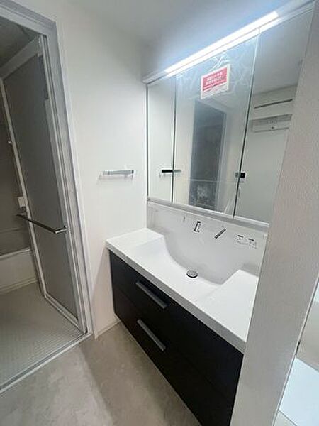 【洗面化粧台】機能的で収納も豊富な洗面化粧台。朝の忙しい支度もスムーズにしてくれます。