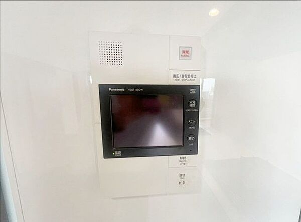 【モニター付きインターホン】来訪者を確認できるTVモニター付きインターホン。セキュリティ面に配慮されていて安心感があります。