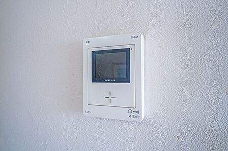 【モニター付きインターホン】来訪者を確認できるTVモニター付きインターホン。セキュリティ面に配慮されていて安心感があります。