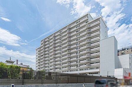 【外観】総戸数167戸のビッグコミュニティ。上品な佇まいのマンションです。