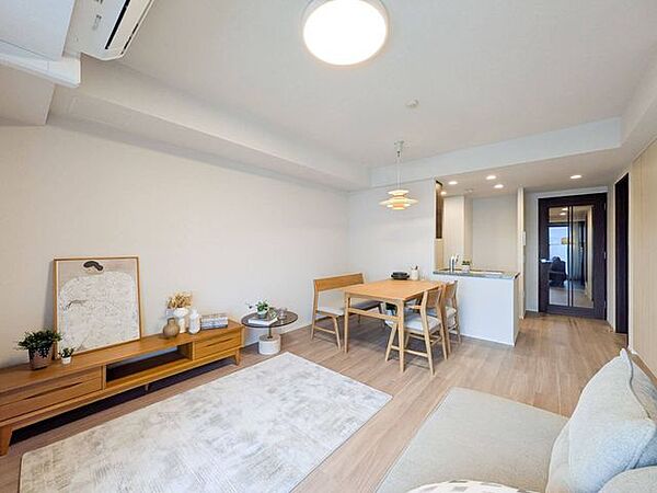 オープンでのびやかな空間を生み出すLDK。家族との時間を大切にした住空間です。※室内の家具・小物等は販売価格に含みません。