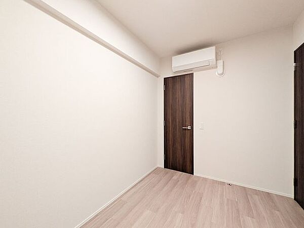 【洋室】5.0帖。ウォークインクローゼットがあり、お部屋を効率よく広くお使いいただけます。