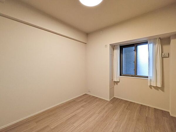 【洋室】6.0帖。白とウッドが調和した落ち着いたお部屋です。※室内の家具・小物等は販売価格に含みません。