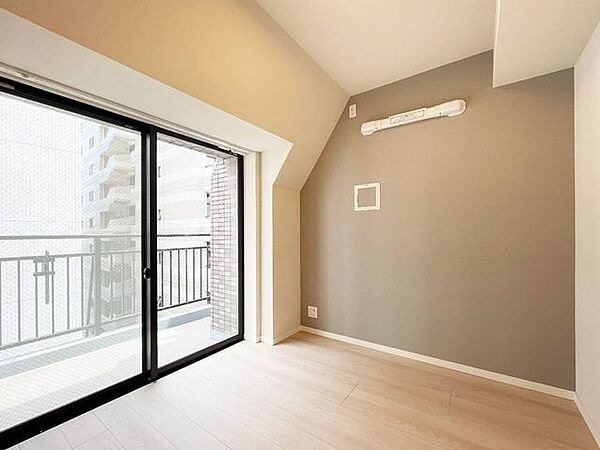 【洋室】約4.8帖。南東向きのバルコニーに面したお部屋で明るい室内です。