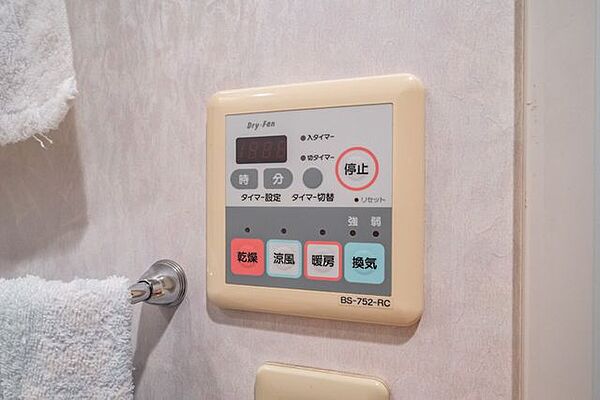 【浴室暖房乾燥機リモコン】雨の日などに心強い浴室乾燥機付。カビ防止にもなる嬉しい設備です。