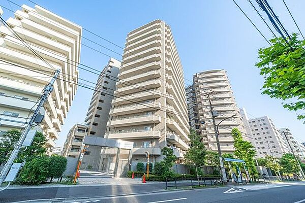【外観】総戸数131戸のビッグコミュニティ。上品な佇まいのマンションです。