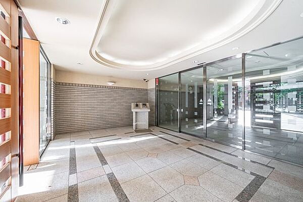【エントランス】来訪者が確認でき防犯にも配慮されたモニター付きのオートロックシステムです。