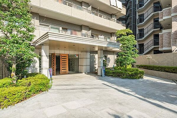 【エントランス】たくさんの人を出迎えるエントランスはマンションの顔です。