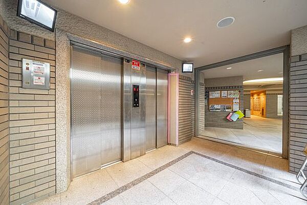 【エレベーター】エレベーターが2基あります。防犯モニター付き。