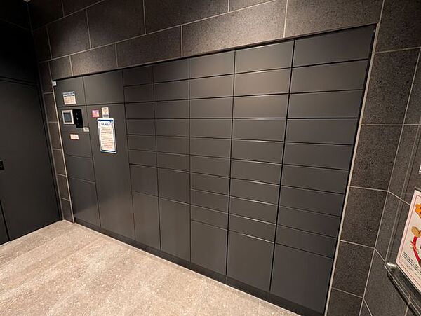 【宅配ボックス】24時間荷物の受取可能な宅配ボックス。不在時の荷物の受取に便利です。