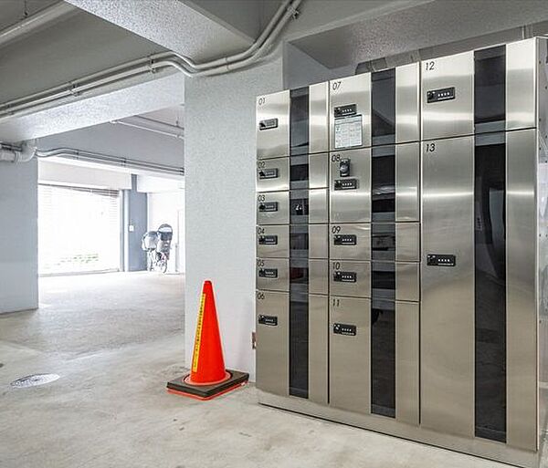 【宅配ボックス】24時間荷物の受取可能な宅配ボックス。不在時の荷物の受取に便利です。