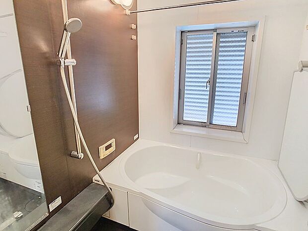 窓があって乾きやすく明るい浴室