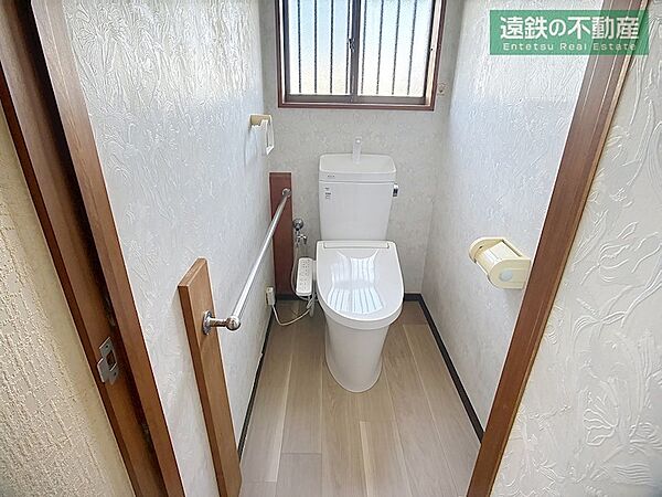 【トイレ】 温水洗浄便座付！窓があるため換気も出来て空気がすっきり！