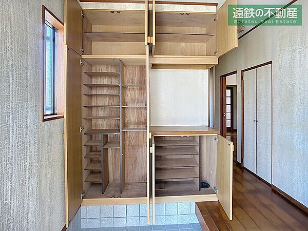 床から天井まで充実の収納力！
