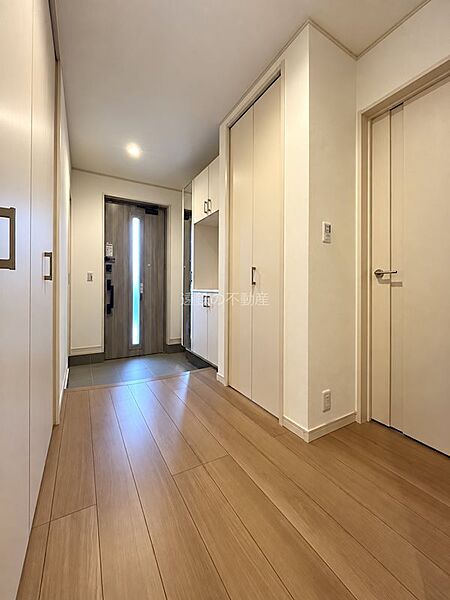 広々廊下の左右には収納完備