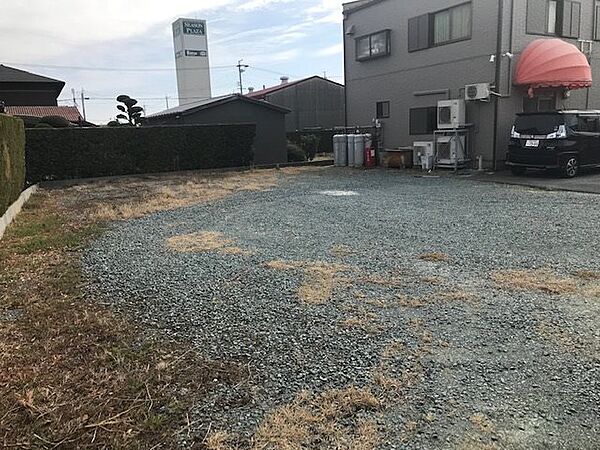 道路から奥まった敷地になるので、車や通行人による騒音が比較的少なく静かな環境です