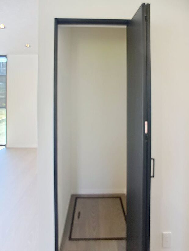 キッチン横収納　床下収納有