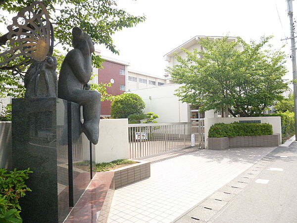 袋井市立袋井中学校（704m）