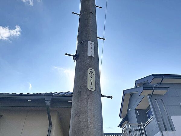 敷地内に電柱が建立しております。