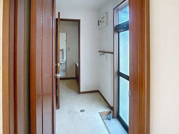 キッチンから繋がる家事室です。勝手口あり