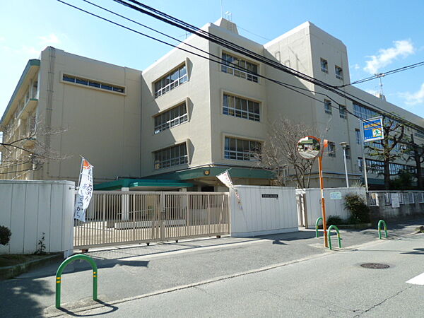 茨木市立三島中学校　約620ｍ