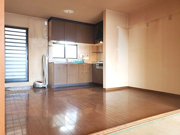 キッチン横にバルコニー出入できます。