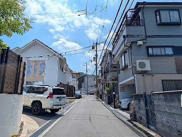 緑豊かで落ち着いた住環境でありながら、日常の買い物や生活利便性も備わった人気のエリアです。