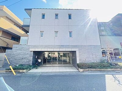 外観：総戸数57戸。中規模サイズの地上7階建てマンション