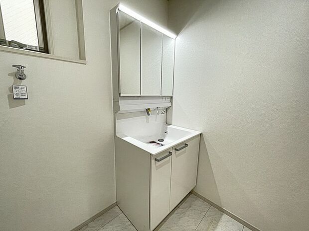 お出かけ前の身だしなみに一歩差がつく三面鏡。