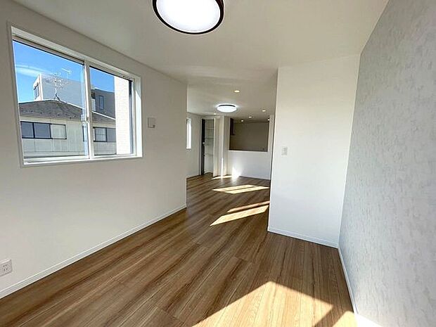 日当たりのいい2階リビングはプライベート性も高く、落ち着いて過ごせます 