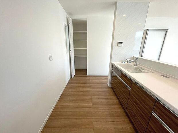 リビングで遊ぶお子様を見守りながらお料理ができる対面キッチン。