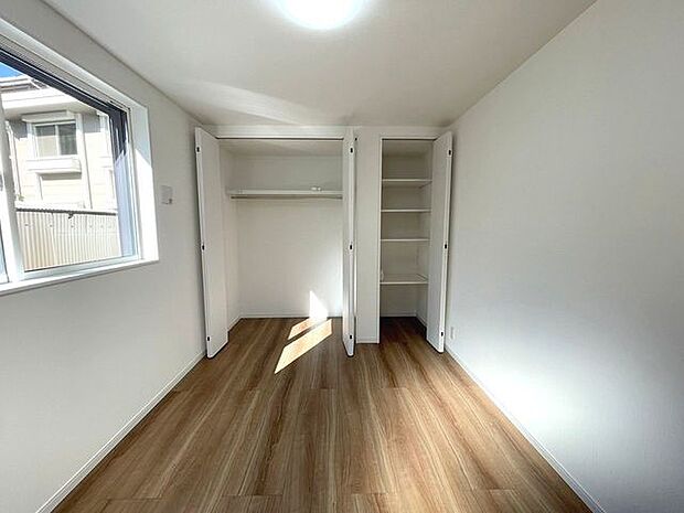 濃いめの木目調が、白い壁紙にマッチして木の暖かさを演出してます。 