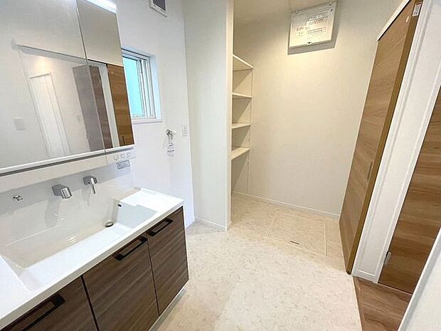 洗面室にはうれしいリネン収納があります。