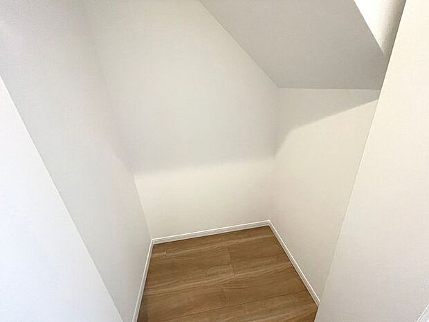 新築の木の匂いのする室内。写真では伝わらないので、ぜひ現地でお確かめください。