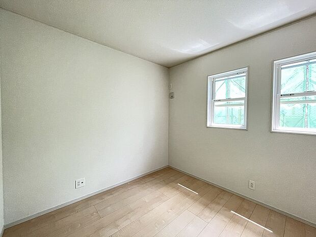 ナチュラルウッドの色合いが、室内にあたたかな雰囲気を運びます。 