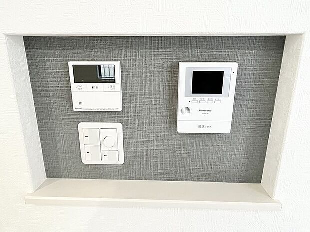 洗練された壁紙に調和する、機能的な空間。