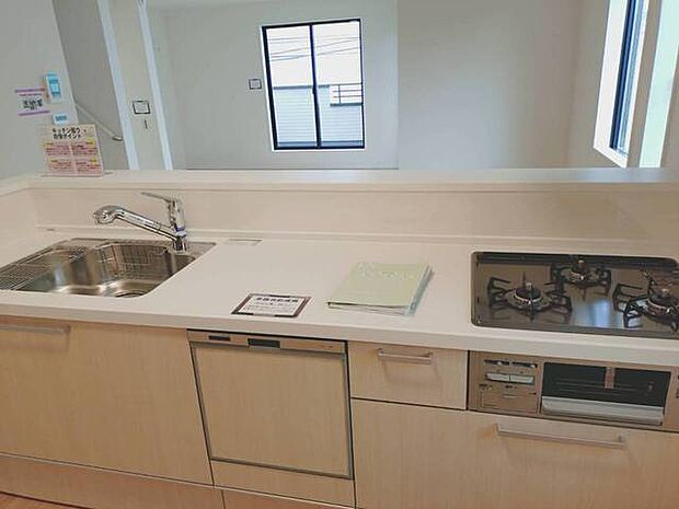 ご家族を近くに感じられる対面キッチン。